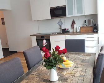 Moderne Maisonette mit Terrasse - Wien - Køkken