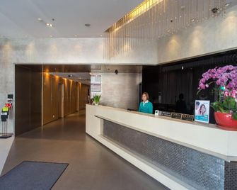 Jinjiang Inn Shanghai Minhang Zhuanqiao - Shanghai - Receptionist