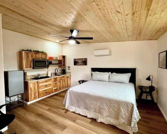 Spacious and unique Studio suite in enchanting Three Rivers with WiFi, AC - Three Rivers - Habitación