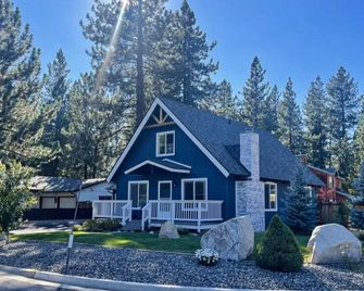 Beautifully Updated Home - 10 Minutes to Heavenly & Beach - South Lake Tahoe - Gebäude