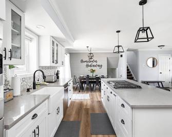 Hometown Hideaway - 4BR/2.5BA, Pool, game room - Greenwood - Küche