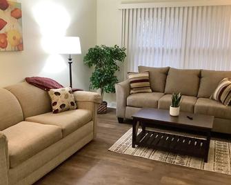 The House Hotels - Erie St. 2 - Cuyahoga Falls - Living room