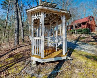Cozy Cabin w/ Free Attraction TIckets & Private Hot Tub - Get Away From it All - Townsend - Patio