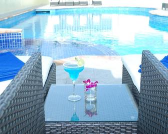 Phnom Penh Era Hotel - Nom Pen - Piscina