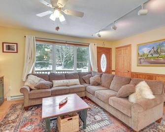 1 Mi to Sugarbush Resort Dog-Friendly Home! - Waitsfield - Living room