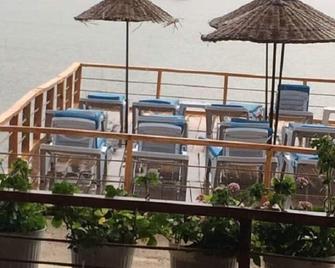 Assos Bahcivan Motel - Balabanli - Balcón