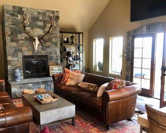 5 Star Private Gated Luxury 3 Bedrm 2.5 Bath Estate Lodge Lake Views Ev Charger - Somers - Sala de estar