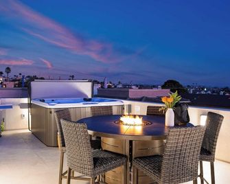 Sunset Serenity by Avantstay Rooftop w/ Hot Tub & Fire Pit, 3 Blocks to Beach! - Grover Beach - Gebouw