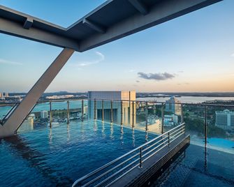 Holiday Inn Johor Bahru City Centre By IHG - Johor Bahru - Pool