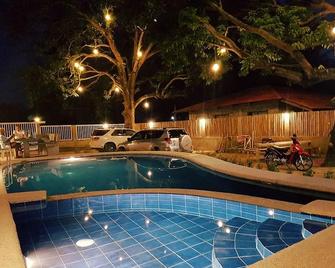 R&;S Restplace Resort - Lian - Pool