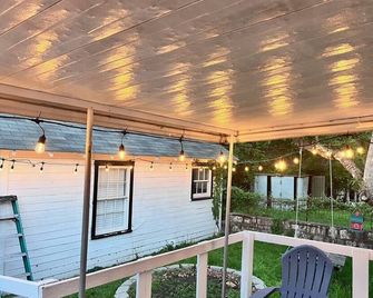 Large Fenced Yard Near Town Square With - Gatesville - Binnenhof
