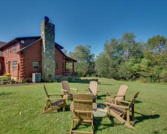 Cozy Log Cabin Getaway w/ Fire Pit + 3 Acres! - Ruckersville - Patio