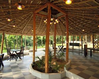 Dev Bhoomi Farms & Cottages - דרמאסאלה - פטיו