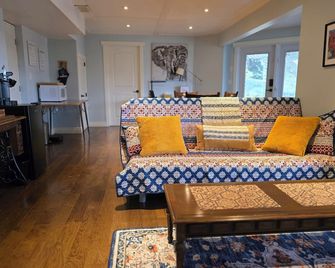 Cozy Pet Friendly Guest Suite - Red Deer - Living room
