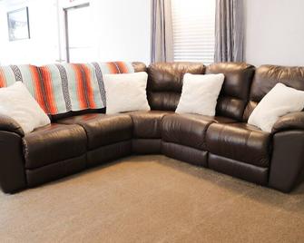 Entire Home- 2 King Beds, Close to Zion, Clean & Fresh - La Verkin - Living room