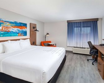 La Quinta Inn & Suites by Wyndham Nashville Airport - נאשוויל - חדר שינה