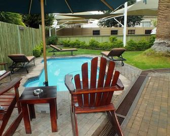Uzuri Guesthouse CC - Windhoek - Piscina