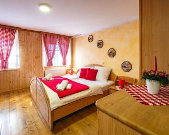 Slovenian Traditional Guest House - Begunje na Gorenjskem - Camera da letto