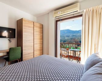 Hostal y Apartamento Rural Los Naranjos - Restábal - Habitación