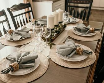The Urban Oasis - Tignish - Dining room