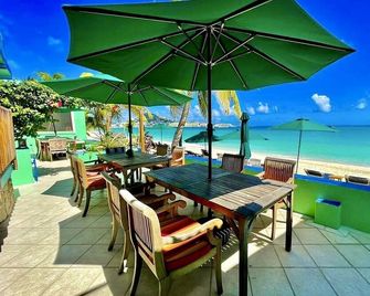 Azure Hotel and Art Studio - Simpson Bay - Uteplats