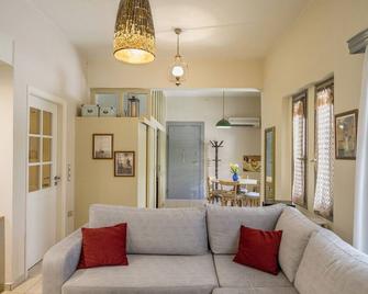 Elegant 2br Apartment Close To Metro - Chalandri - Living room