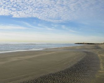 Reasonable rates! Cool AC. View of the Gulf. Half Block To Beach - Galveston - Beach