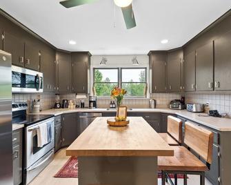 ~ Lewis Estate Farm ~ - Farmville - Cocina