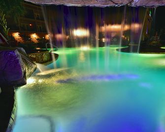 Holiday Inn Express & Suites Fredericksburg By IHG - Fredericksburg - Pool