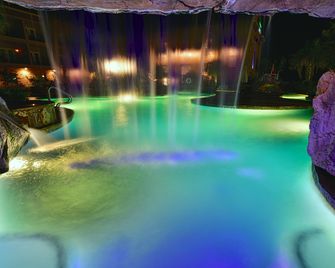 Holiday Inn Express & Suites Fredericksburg By IHG - פרדריקסברג - בריכה