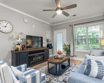 Long-term Stays in Greensboro 1 BD 1 BA - Greensboro - Living room