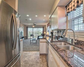 Branson Condo with Balcony, Near Silver Dollar City! - Branson - Kitchen