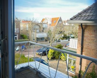Pension Villa Tanahlot - Zandvoort - Balcony