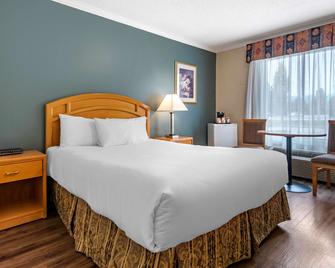 Econo Lodge Inn & Suites - Келовна - Спальня