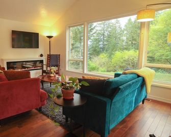 Farmstead Haven - River Views, Sauna - Stevenson - Sala de estar