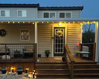 “SERENDIPITY” a boho inspired tiny home on wheels in country setting - Sweetwater