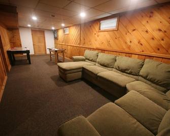 Outdoor Playground on Lake and Close to Skiing - Hillsboro - Living room