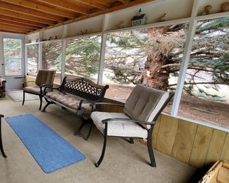 On Salmon River, quiet, private, house, where you can still see the milky way, - Salmon - Вітальня