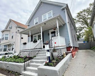 Charming Kitchen w/ 2-bedroom apartment with WIFI, AC in lovely East Providence - East Providence - Building