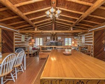 Rustic Montana cabin w/Jack Creek Access & catch and release fishing - T-Lazy-B Ranch - Ennis - Comedor