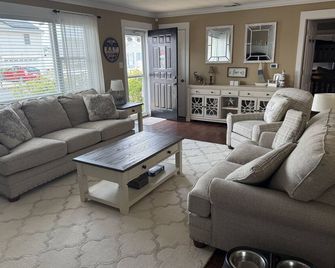 Waterfront Lagoon Retreat – 2BR Home with Private Dock, Bring Your Boat & Skis! - Toms River - Living room