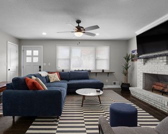 New! 3bd/2ba, 5 mins to downtown, Centrally located in Historic NE neighborhood - Unity Village - Living room