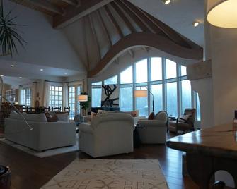 Luxurious Riverfront retreat- fishing, skiing, hiking, biking at your doorstep - Hailey - Sala de estar