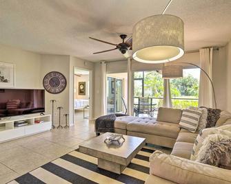 Jupiter Condo with Pool Access, Walk to Beach! - Jupiter - Living room