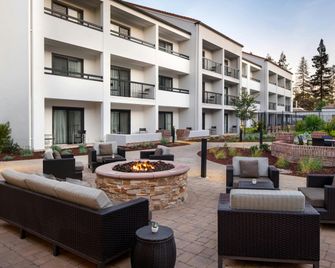 Courtyard by Marriott San Jose Cupertino - Cupertino - Patio