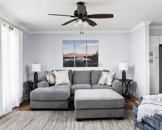 Hometown Hideaway - 4br25ba, Pool, Game Room - Greenwood - Living room