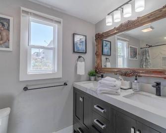 Three-bedroom home and two-bedroom casita. Entire property is yours! - Oakland
