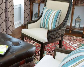 Guest House at Norwalk Inn - Norwalk - Wohnzimmer