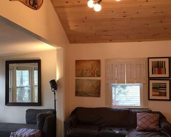 Lakefront property at its finest. Nearby fantastic skiing slopes. - Pine Plains - Sala de estar