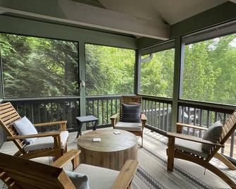 Bright,Modern Lakefront Home - Private Swimming Cove , Pontoon rental available - Robbinsville - Balkón